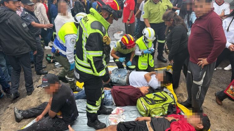 Siete personas resultaron afectadas por la caída de un rayo la tarde de este domingo en las inmediaciones del cerro de Santiago Tlacotepec