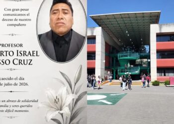 Retrato de Alberto Israel Jasso Cruz dentro de un óvalo negro. El hombre viste una camisa negra y chaleco/saco gris oscuro. En la parte inferior derecha hay una ilustración de lirios blancos.