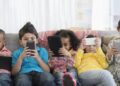 Kenia López propone regular acceso a redes sociales para menores