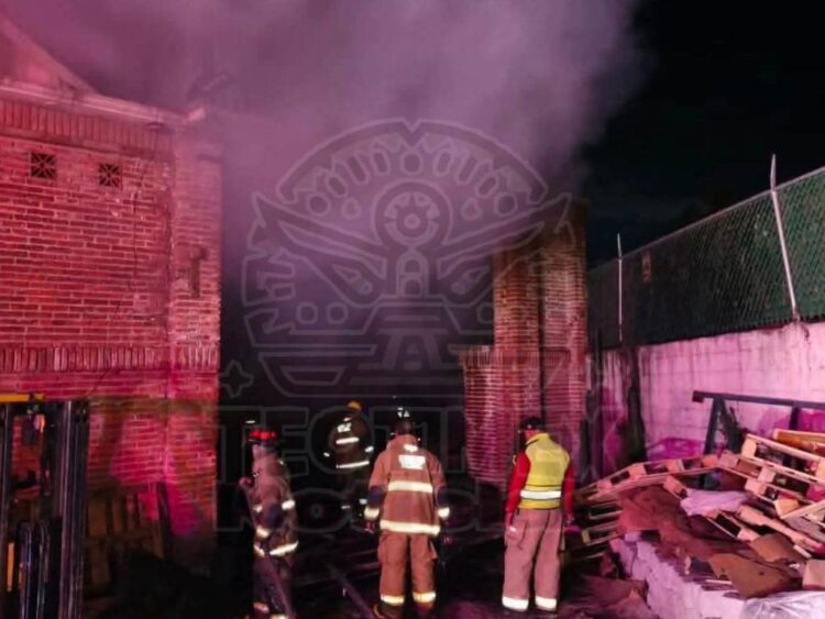 ¡Bombero acaba hospitalizado tras incendio en Teotihuacán!
