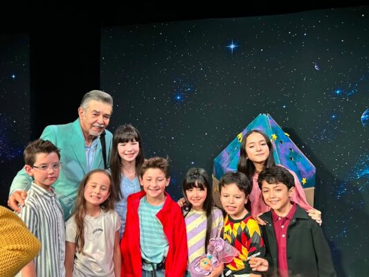 Jorge Ortiz de Pinedo posa junto al elenco de la obra de teatro A Marte durante su estreno en el Foro Lucerna.