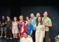 Jorge Ortiz de Pinedo posa junto al elenco de la obra de teatro A Marte durante su estreno en el Foro Lucerna.