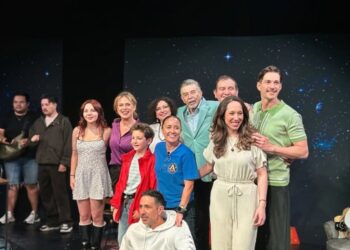 Jorge Ortiz de Pinedo posa junto al elenco de la obra de teatro A Marte durante su estreno en el Foro Lucerna.