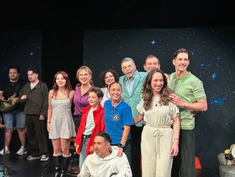 Jorge Ortiz de Pinedo posa junto al elenco de la obra de teatro A Marte durante su estreno en el Foro Lucerna.