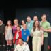 Jorge Ortiz de Pinedo posa junto al elenco de la obra de teatro A Marte durante su estreno en el Foro Lucerna.