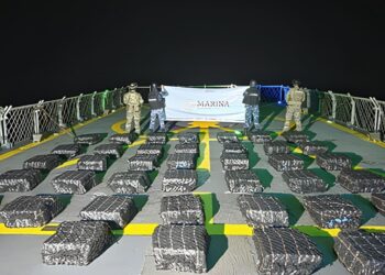 Paquetes de presunta cocaína asegurados por la Semar durante una operación en aguas del Pacífico.