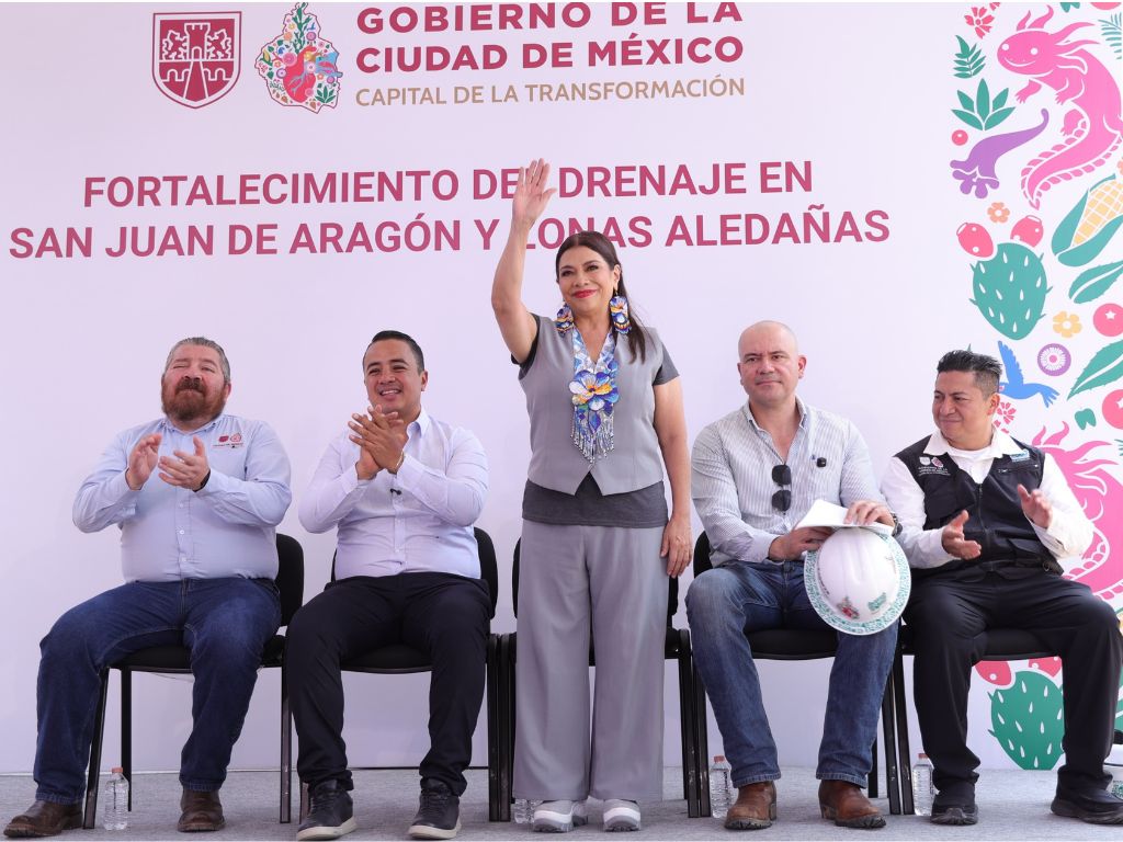 Autoridades capitalinas supervisan obras hidráulicas.