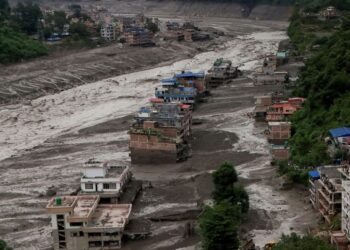 Avalancha de lodo deja cientos de desaparecidos en frontera China-Nepal