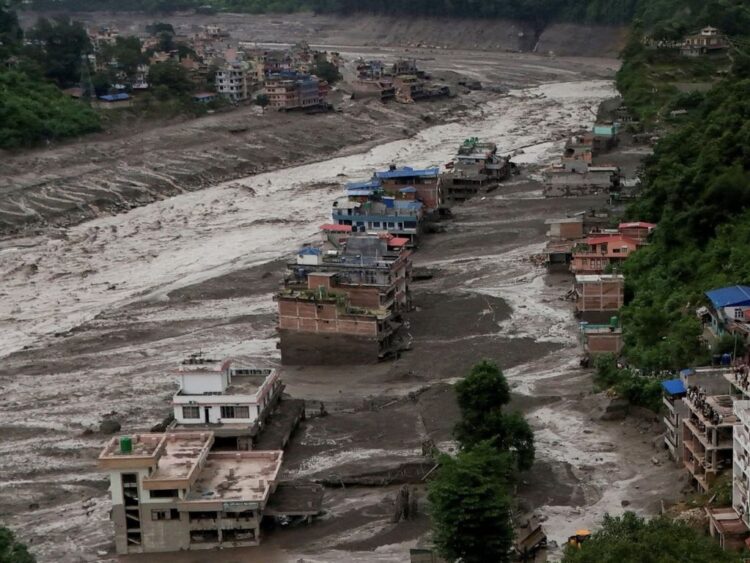 Avalancha de lodo deja cientos de desaparecidos en frontera China-Nepal