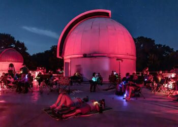 Científicos y curiosos observaron juntos el eclipse lunar parcial en Texas