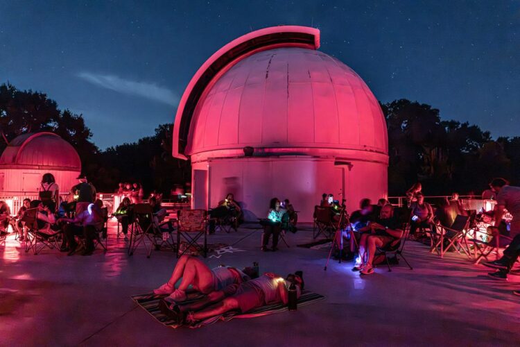 Científicos y curiosos observaron juntos el eclipse lunar parcial en Texas