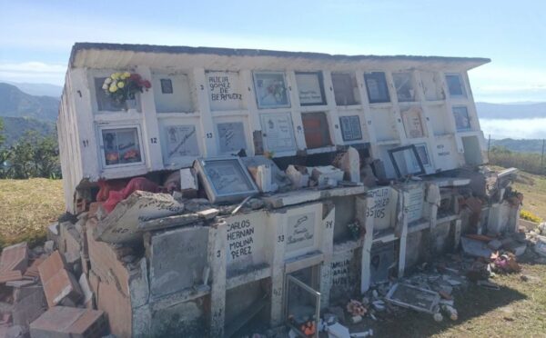 Daños en el cementerio del municipio de Balboa, tras el sismo del lunes en Colombia. 