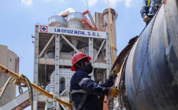 Trabajador en una planta de la cementera Cruz Azul
