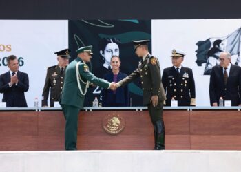 Sheinbaum reconoce lealtad militar y llama a ejercer la autoridad con prudencia