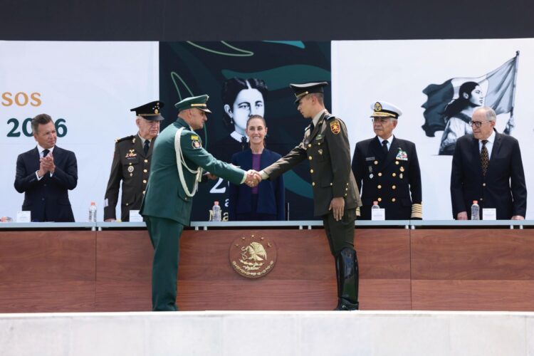 Sheinbaum reconoce lealtad militar y llama a ejercer la autoridad con prudencia