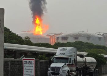 Controlan incendio en la Terminal Marítima de Pemex en Pajaritos