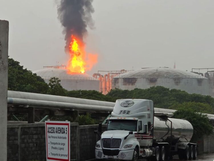 Controlan incendio en la Terminal Marítima de Pemex en Pajaritos