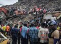 El colapso de un vertedero de basura en las afueras de Conakry, capital de Guinea, mató a al menos 30 personas y sepultó decenas de viviendas.