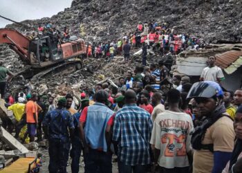 El colapso de un vertedero de basura en las afueras de Conakry, capital de Guinea, mató a al menos 30 personas y sepultó decenas de viviendas.