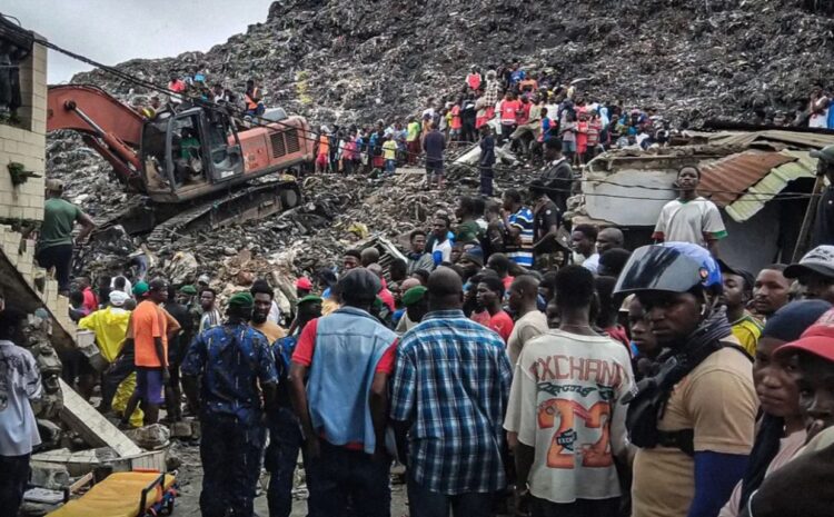 El colapso de un vertedero de basura en las afueras de Conakry, capital de Guinea, mató a al menos 30 personas y sepultó decenas de viviendas.
