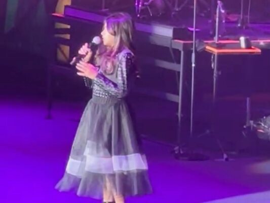 María José interpreta sus éxitos en el escenario del Auditorio Nacional durante su concierto número 26, acompañada por bailarines, músicos, luces y pantallas gigantes.