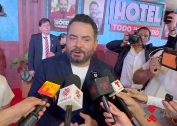 José Eduardo Derbez habla con medios de comunicación sobre su relación con Paola Dalay y asegura que ambos están bien y felices.