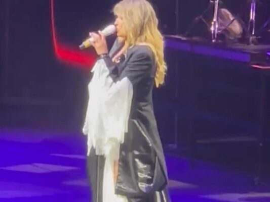 María José interpreta sus éxitos en el escenario del Auditorio Nacional durante su concierto número 26, acompañada por bailarines, músicos, luces y pantallas gigantes.