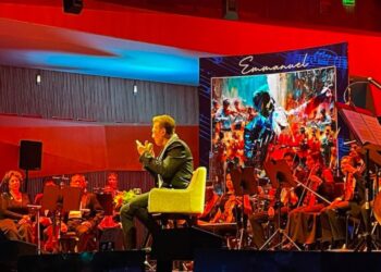 Emmanuel durante la presentación de “Emmanuel Sinfónico”, proyecto con el que celebra 50 años de trayectoria musical.
