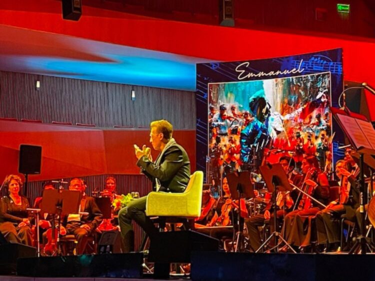 Emmanuel durante la presentación de “Emmanuel Sinfónico”, proyecto con el que celebra 50 años de trayectoria musical.
