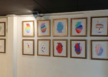 Exposición “Corazón, corazón” en la Galería ÍCONOS con obras creadas por 50 niñas, niños y adolescentes en tratamiento cardiológico junto a piezas de artistas contemporáneos.