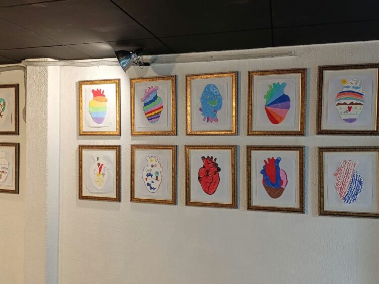 Exposición “Corazón, corazón” en la Galería ÍCONOS con obras creadas por 50 niñas, niños y adolescentes en tratamiento cardiológico junto a piezas de artistas contemporáneos.