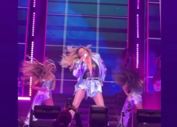 María José interpreta sus éxitos en el escenario del Auditorio Nacional durante su concierto número 26, acompañada por bailarines, músicos, luces y pantallas gigantes.