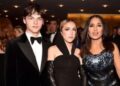 Salma Hayek sostiene en brazos a su nieto “Panchito” y comparte un momento de ternura con el bebé.