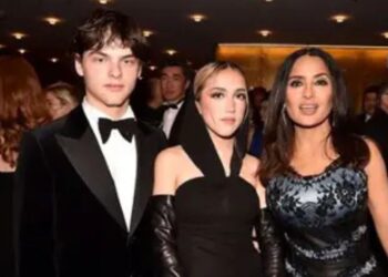 Salma Hayek sostiene en brazos a su nieto “Panchito” y comparte un momento de ternura con el bebé.