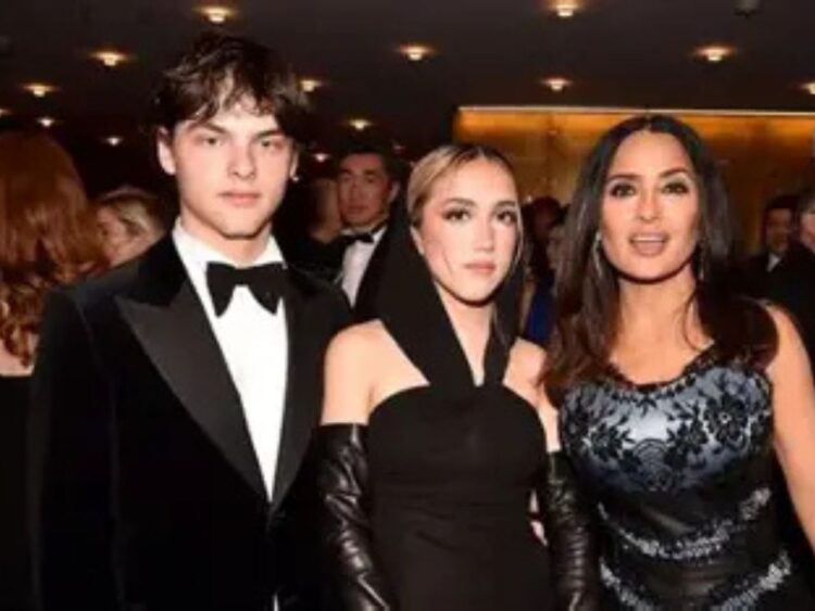 Salma Hayek sostiene en brazos a su nieto “Panchito” y comparte un momento de ternura con el bebé.