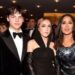 Salma Hayek sostiene en brazos a su nieto “Panchito” y comparte un momento de ternura con el bebé.