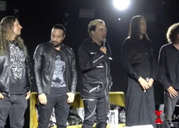 Cristian Castro durante un encuentro con medios de comunicación, donde habló sobre sus proyectos musicales y respondió preguntas sobre la salud de su madre, Verónica Castro.