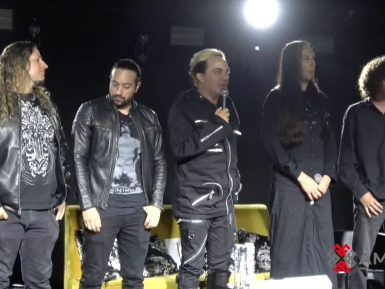 Cristian Castro durante un encuentro con medios de comunicación, donde habló sobre sus proyectos musicales y respondió preguntas sobre la salud de su madre, Verónica Castro.