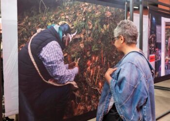 Exposición fotográfica en el Museo Nacional de Culturas Populares con imágenes a color y en blanco y negro que documentan rituales, ceremonias, ofrendas y espacios sagrados de comunidades de distintas regiones de México.