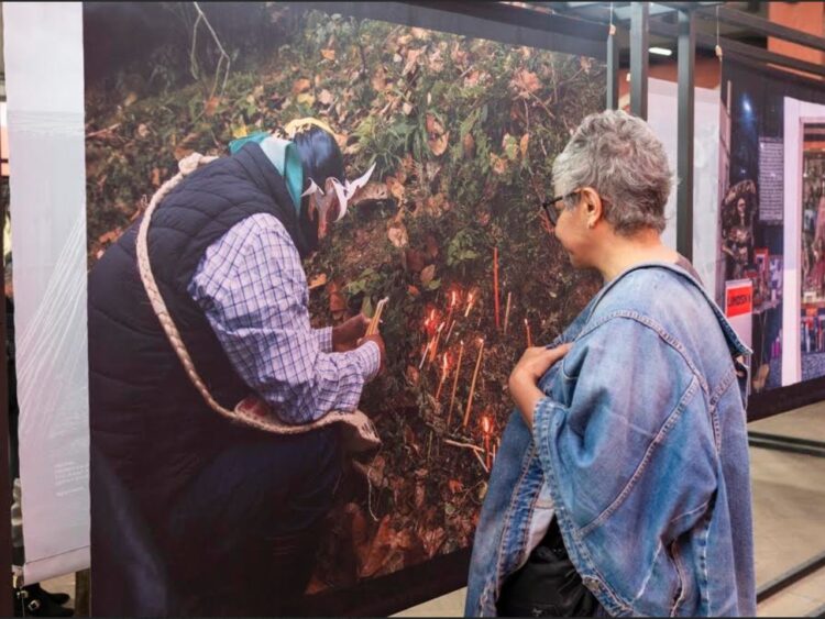 Exposición fotográfica en el Museo Nacional de Culturas Populares con imágenes a color y en blanco y negro que documentan rituales, ceremonias, ofrendas y espacios sagrados de comunidades de distintas regiones de México.