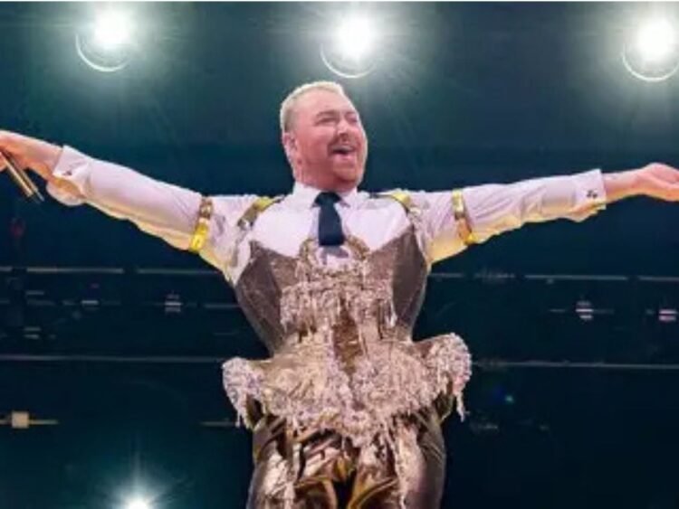 Sam Smith durante su visita a una sucursal de Taquería Orinoco en la Ciudad de México, donde probó tacos y quesadillas.