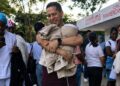 Niño de 11 años participa con una linterna en las labores de búsqueda y rescate tras el sismo que sacudió Colombia.