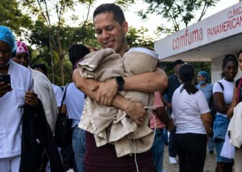 Niño de 11 años participa con una linterna en las labores de búsqueda y rescate tras el sismo que sacudió Colombia.