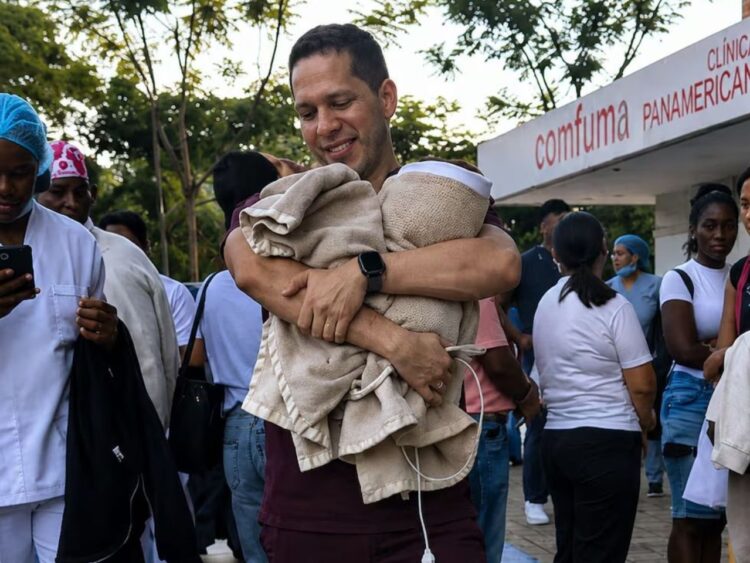 Niño de 11 años participa con una linterna en las labores de búsqueda y rescate tras el sismo que sacudió Colombia.
