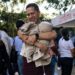 Niño de 11 años participa con una linterna en las labores de búsqueda y rescate tras el sismo que sacudió Colombia.