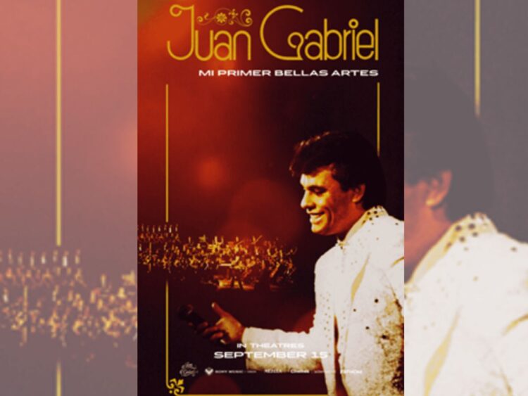 Juan Gabriel durante su histórico concierto de 1990 en el Palacio de Bellas Artes de la Ciudad de México, presentación que llegará a cines en una versión cinematográfica restaurada bajo el título Juan Gabriel: Mi Primer Bellas Artes.