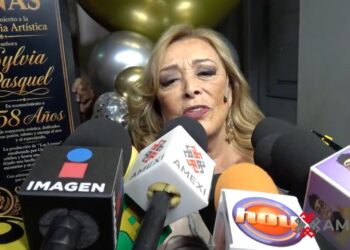 Sylvia Pasquel recibe un reconocimiento durante el homenaje por sus 58 años de trayectoria artística en una función de Las Leonas.