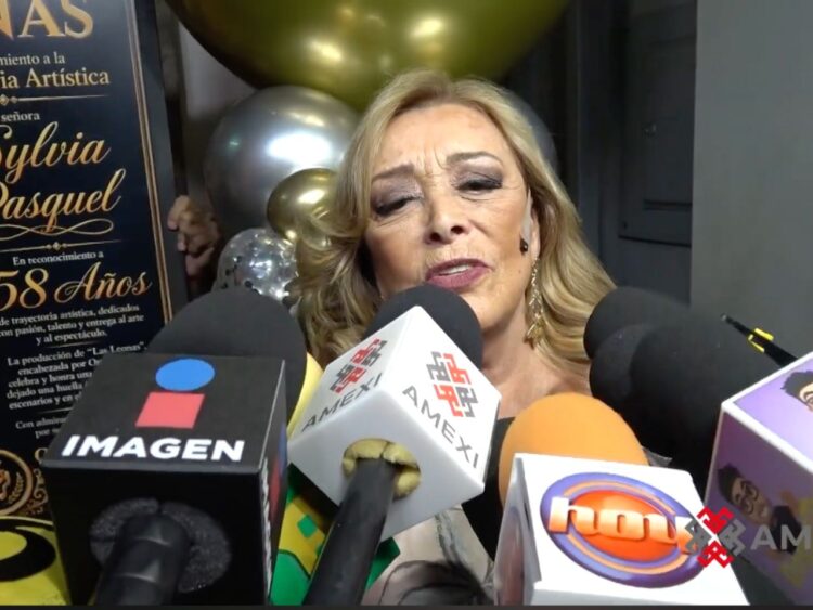 Sylvia Pasquel recibe un reconocimiento durante el homenaje por sus 58 años de trayectoria artística en una función de Las Leonas.