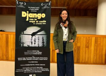 Fernanda Castillo durante el inicio de temporada de Django con la soga al cuello en el Centro Cultural del Bosque, donde acompañó al elenco como madrina de honor.