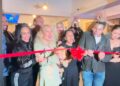 Pedro Montiel, Carla Estrada y Lis Vega durante la inauguración de Urban Flavors, nuevo espacio inspirado en el cine mexicano.